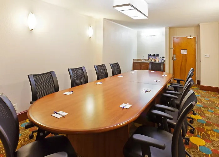 Holiday Inn Express & Suites Greensboro - I-40 At Wendover By Ihg